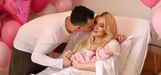 Εξιτήριο πήρε η Κατερίνα Καινούργιου:Οι φωτογραφίες αγκαλιά με την κόρη της