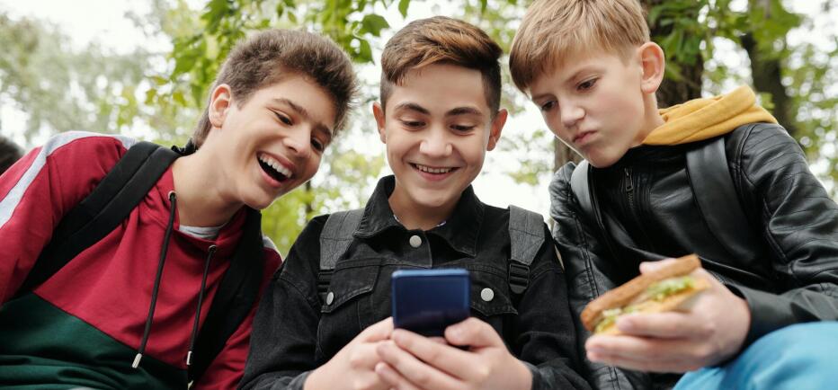Πώς θα λειτουργεί ο «κόφτης» στα social media για παιδιά κάτω των 15 ετών