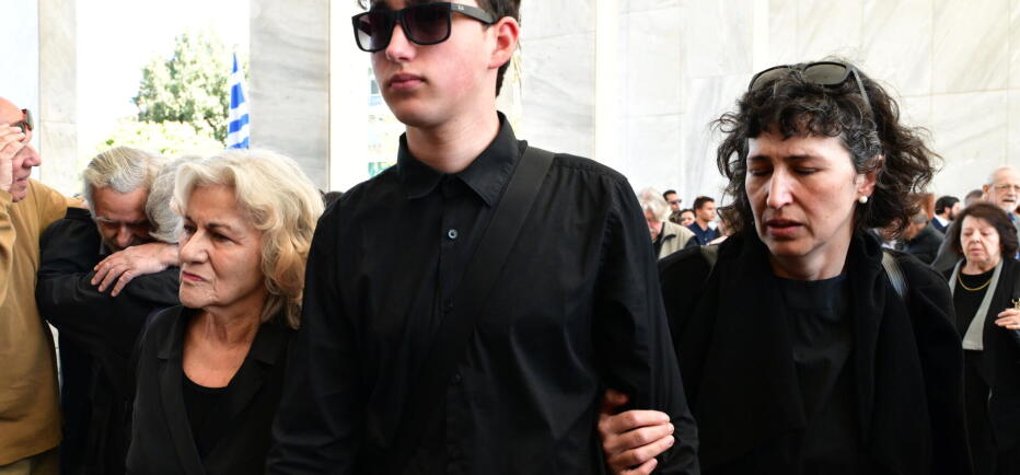 Συντετριμμένη η Θεανώ Φωτίου στην κηδεία του γιου της