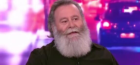 Κωστής Σαββιδάκης: «Με σταύρωσε ο παπάς, κόλλησε ο σταυρός στην πλάτη»