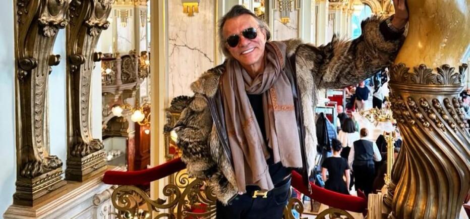 Ο Ηλίας Ψινάκης έγινε 78 ετών: Το βίντεο από το σαλόνι του σπιτιού του