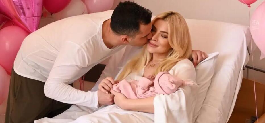 Καινούργιου: Ο Κουτσουμπής δημοσίευσε φωτογραφία της νεογέννητης κόρης τους