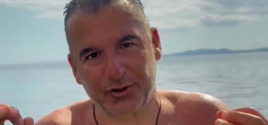 Γιώργος Λιάγκας: Κάνει βουτιές στην Τήνο - «Δεν κάνει κρύο στην Ελλάδα»