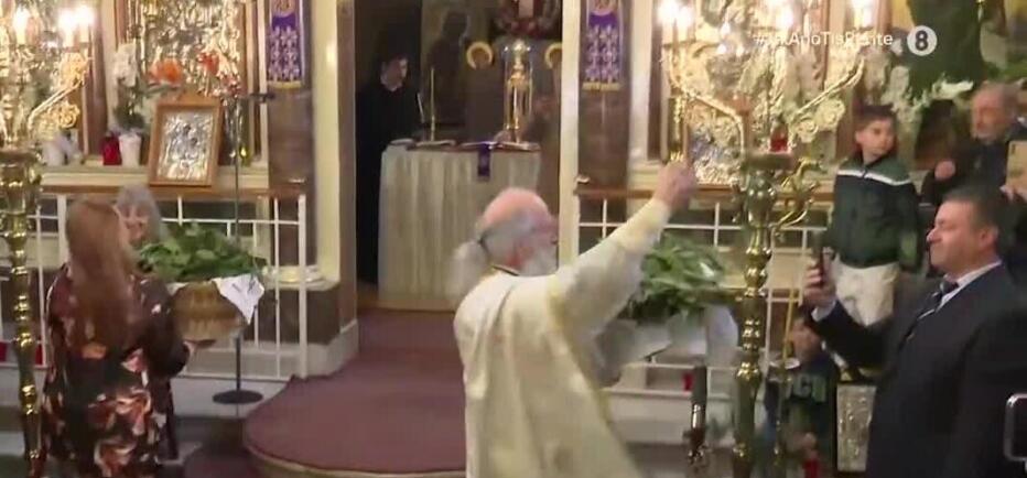 Χίος: Η πρώτη Ανάσταση με τον «ιπτάμενο» ιερέα - Έραινε με δάφνες τον Ναό