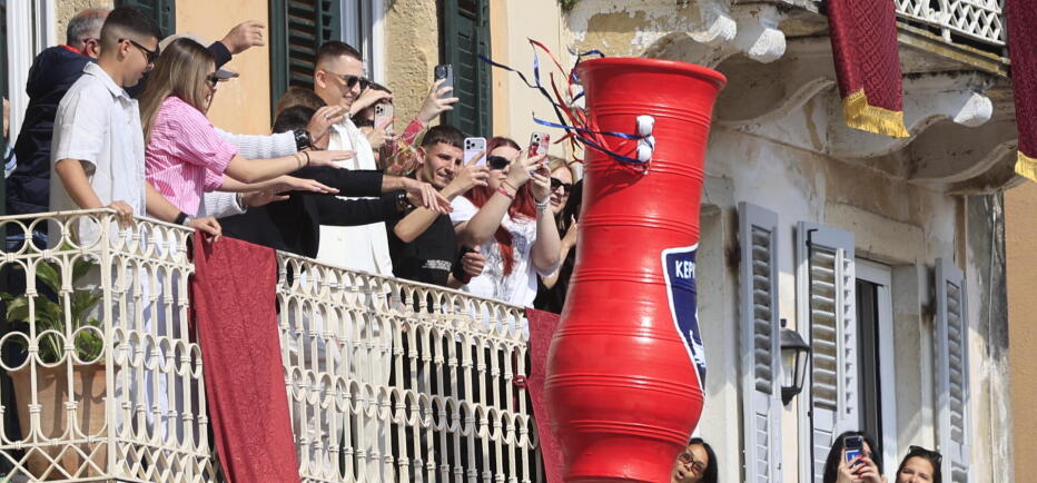 Μεγάλο Σάββατο: Έσπασαν και φέτος οι μπότηδες στην Κέρκυρα