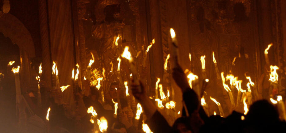 «Δεύτε, λάβετε φως»: Με κατάνυξη η τελετή αφής του Αγίου Φωτός