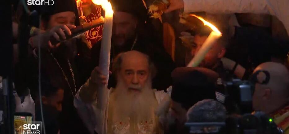 «Δεύτε, λάβετε φως»: Με κατάνυξη η τελετή αφής του Αγίου Φωτός