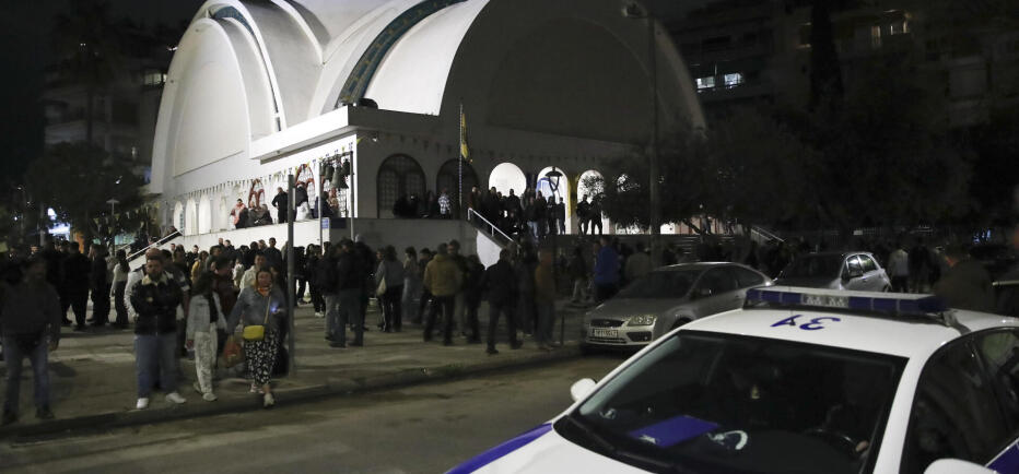 Νέος Κόσμος: Ανάσταση με ΜΑΤ – «Φρένο» στο έθιμο με τις μολότοφ