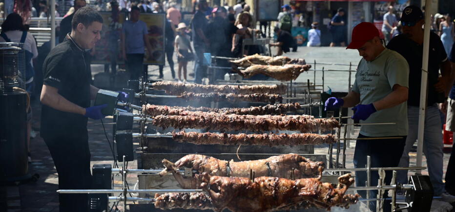 Πάσχα: Γέμισε σούβλες το κέντρο της Αθήνας