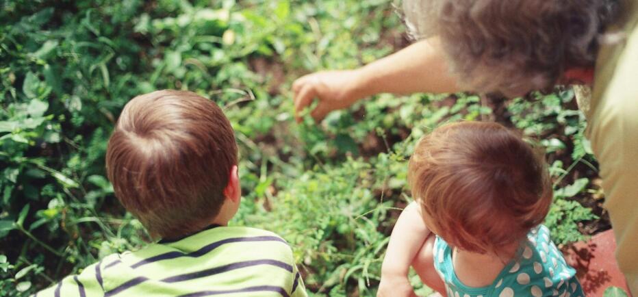 Έρχονται οι «Νταντάδες της Γειτονιάς»: Πώς θα πάρουν 500 ευρώ οι γιαγιάδες