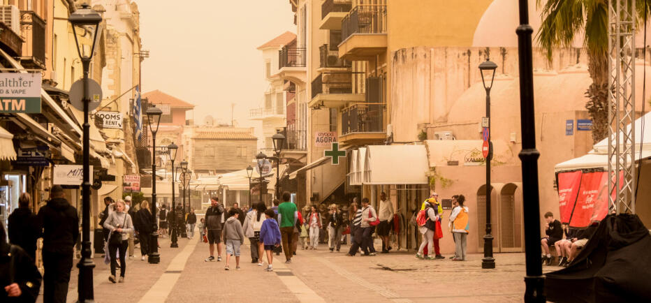 Καιρός: Ζέστη, αφρικανική σκόνη και συννεφιά - Άνεμοι ως και 8 μποφόρ