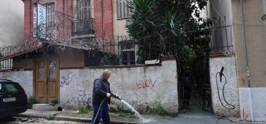 Κυψέλη: «Υγρό τσιμέντο» αναβλύζει από αυλή σπιτιού - «Έκλεισαν» δρόμοι