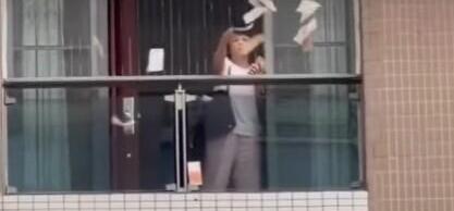 Τσακώθηκε με τον σύζυγό της και πέταξε από το μπαλκόνι 160.000 δολάρια!