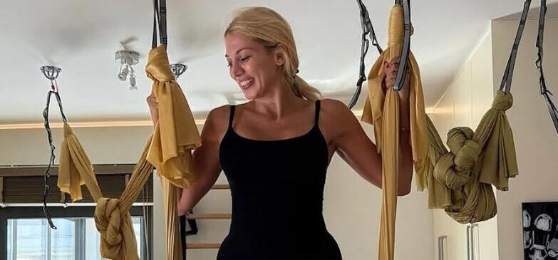 Κωνσταντίνα Σπυροπούλου: Δείτε τη να κάνει aerial yoga!