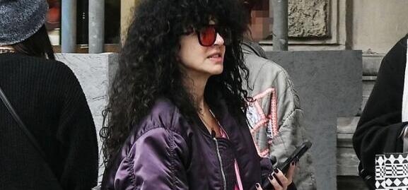 Μαρία Σολωμού: Βόλτα στην Αθήνα με τέλειο bomber και φόρμες