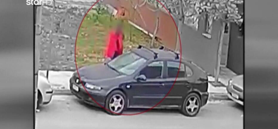 Γέρακας: Ηλικιωμένος Με Μαγκούρα Χαράζει Αυτοκίνητα!