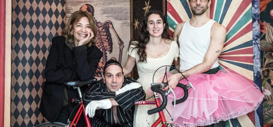 «Στο Θέατρο» - Μια παράσταση της Όλιας Λαζαρίδου για τη μαγεία του θεάτρου