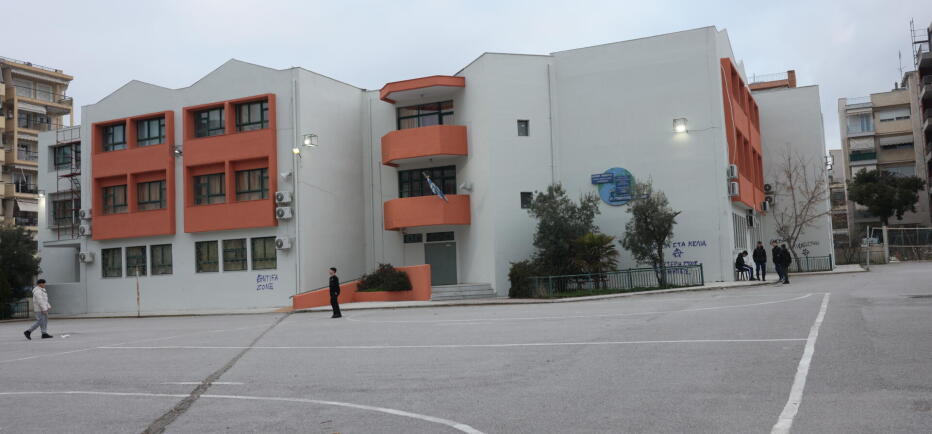 Χαϊδάρι: 13χρονη μαθήτρια έπεσε από το μπαλκόνι του σχολείου