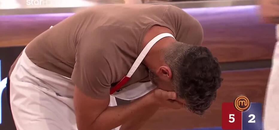 MasterChef: Ο Φίλιπ με το γλυκό του κέρδισε τα 1.000 ευρώ στο Mystery Box