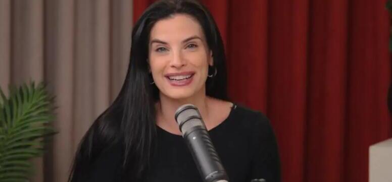 Χριστίνα Μπόμπα: «Μετά τη μητρότητα, έκοψα την κοινωνική μου ζωή»