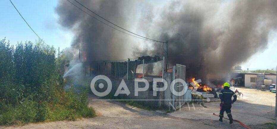 Μεγάλη φωτιά σε επιχείρηση στην Καλαμάτα