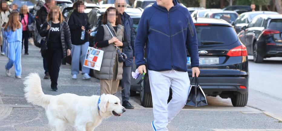 Αντώνης Ρέμος: Βόλτα στη Γλυφάδα με sporty look και τον αγαπημένο του σκύλο