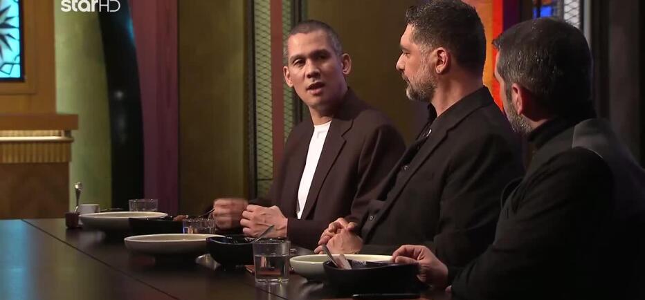 Masterchef: Οι κριτές δοκιμάζουν και βαθμολογούν τα γλυκά των δύο μπριγάδων