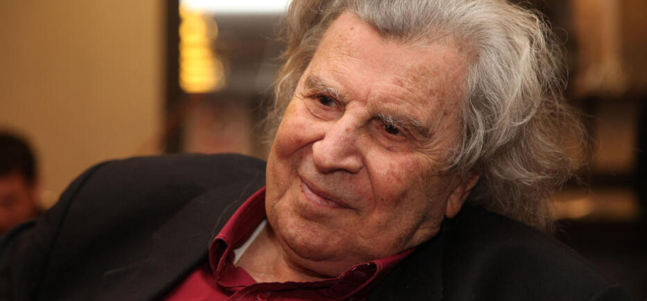 101 κεράκια για τη Μυρτώ Θεοδωράκη - Οι αγκαλιές & οι ευχές των εγγονών της