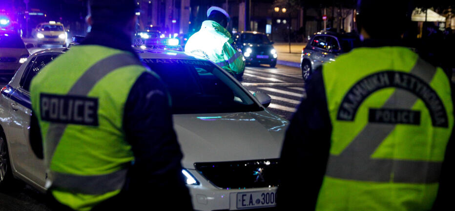 Νέος Κόσμος: Ταμπουρώθηκε στο σπίτι με όπλο - Κρατούσε όμηρο τη μητέρα του