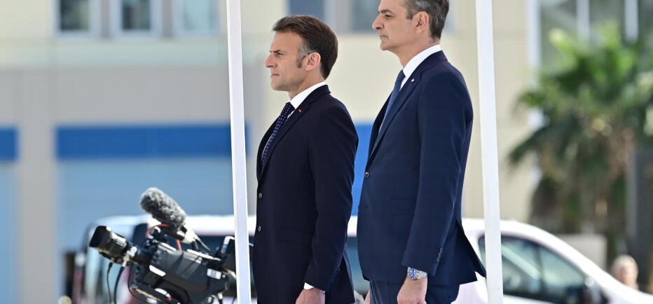 Κυριάκος Μητσοτάκης και Εμανουέλ Μακρόν επιθεωρούν τη φρεγάτα «Κίμων»