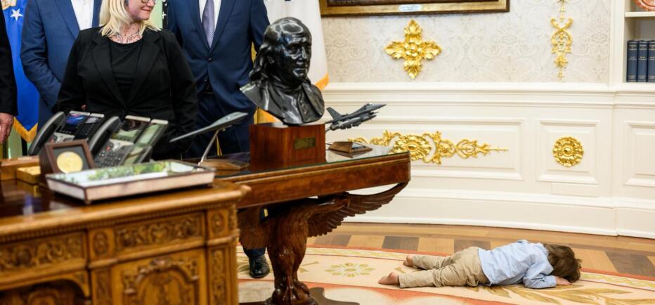 Δίχρονος κλέβει την παράσταση στο Οβάλ Γραφείο, ενώ μιλάει ο Τραμπ