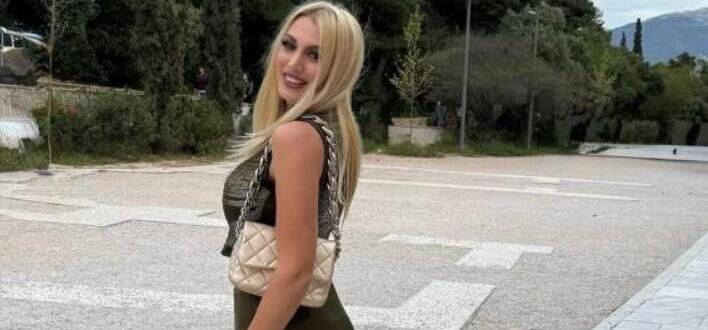 Κωνσταντίνα Σπυροπούλου: Το sleek φόρεμα που απογείωσε το look σε βάπτιση