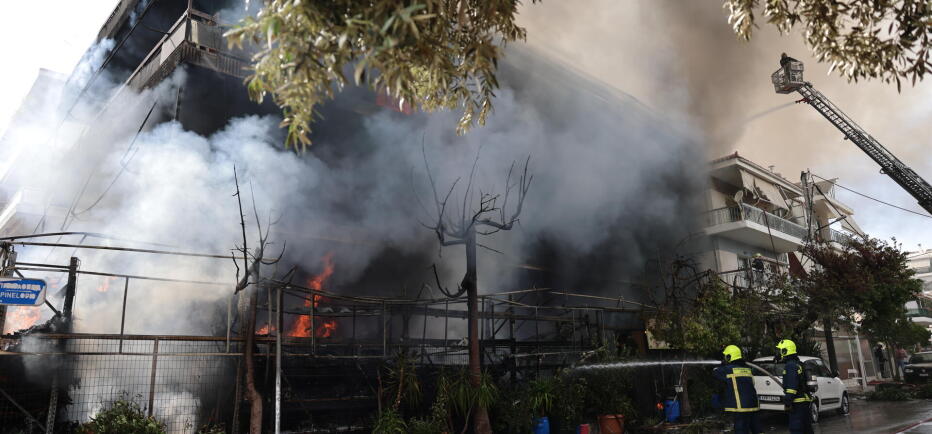 Μεγάλη φωτιά σε κατάστημα στο Ίλιον