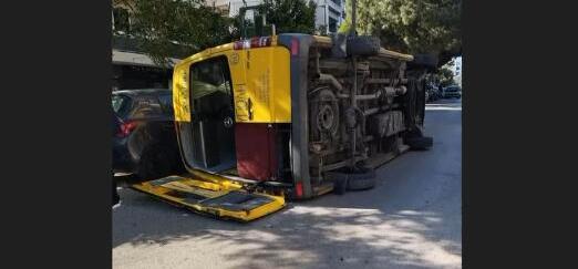 Παλαιό Φάληρο: Ανατράπηκε σχολικό λεωφορείο μετά από σύγκρουση με ΙΧ