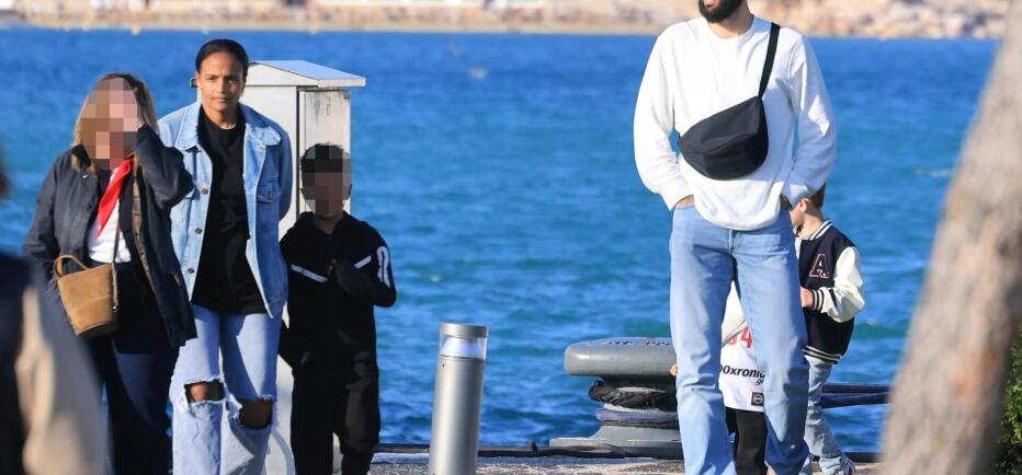 Βόλτα στη Γλυφάδα για τον Εβάν Φουρνιέ, με τη σύζυγο και τα παιδιά του