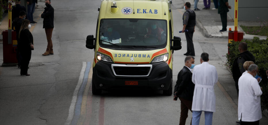Συναγερμός στην Ηλιούπολη: Δύο 17χρονες έπεσαν από 6ο όροφο πολυκατοικίας