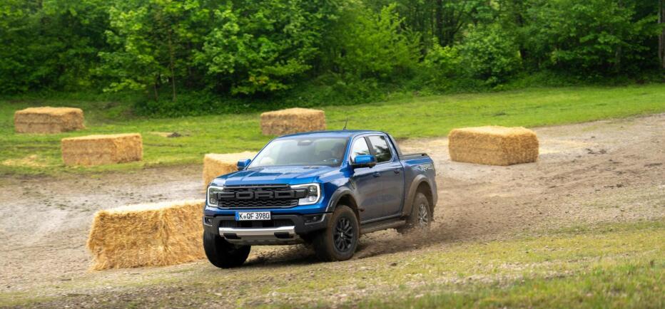 Ford Ranger Raptor: Η τέλεια «απογείωση» πίσω από το τιμόνι του