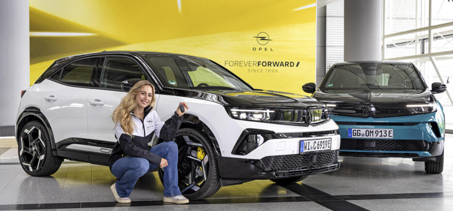 Η Sophia Flörsch της Formula E οδηγεί Opel Mokka GSE