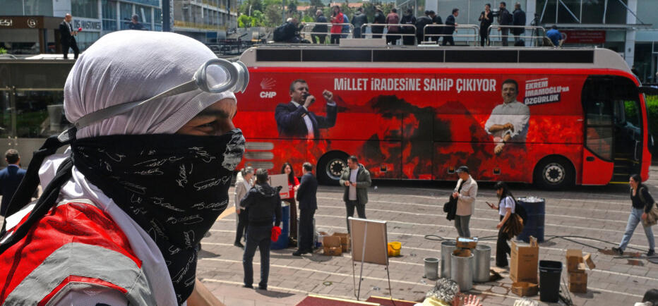 Χάος στην Τουρκία: Χημικά και πλαστικές σφαίρες στα γραφεία του CHP