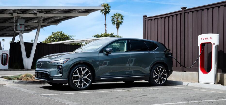 Volvo: Τώρα γρήγορη φόρτιση στο δίκτυο της Tesla