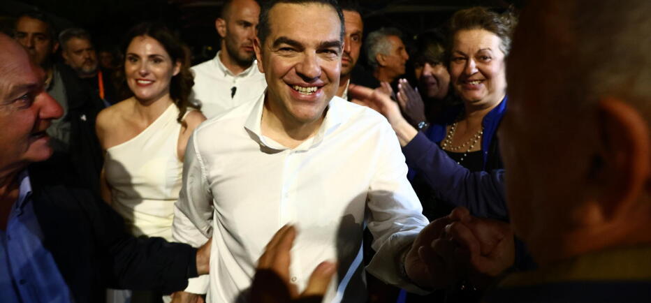 Μπέττυ Μπαζιάνα: Στο πλευρό του Αλέξη Τσίπρα στο Θησείο, ντυμένη στα λευκά!