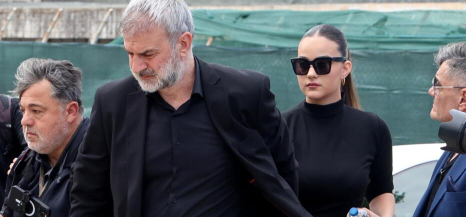 Κηδεία Μαστροκώστα: H Βικτώρια Δέλλα χέρι χέρι με τον Τραϊανό Δέλλα