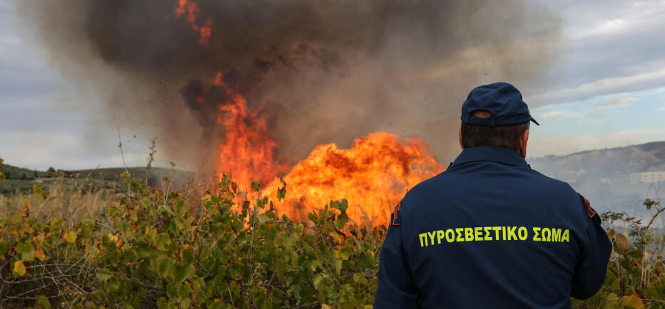 Φωτιά τώρα στην Ηλιούπολη - Σε υπαίθριο χώρο κοντά σε γήπεδο