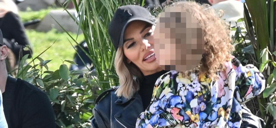 Ιωάννα Μαλέσκου: Βόλτα στο Μοναστηράκι με την κατάξανθη κόρη της, Μαρίλια