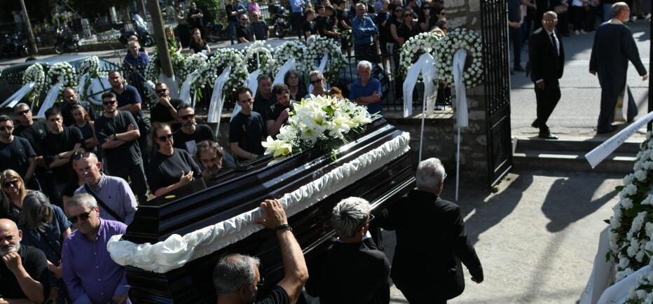 Θρήνος στην κηδεία του ποδοσφαιριστή Μάριου Οικονόμου στα Ιωάννινα