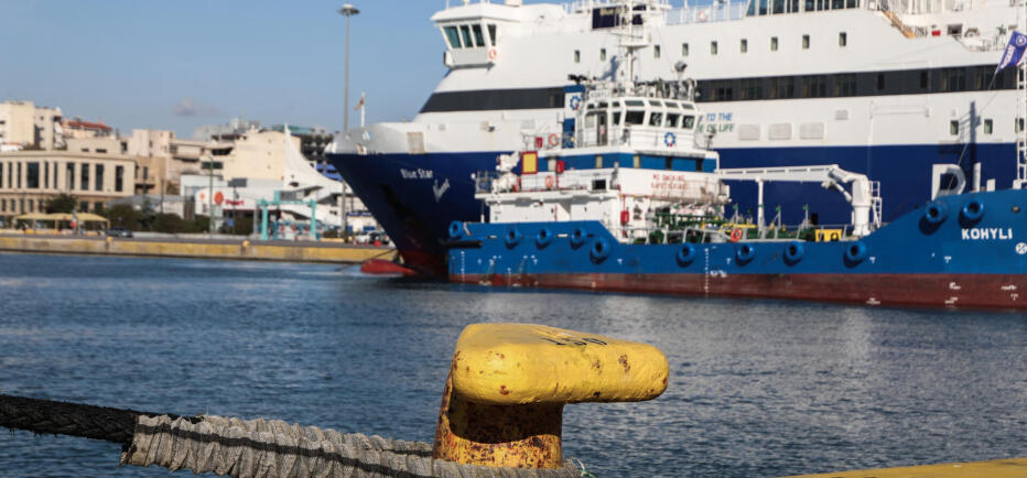 Συναγερμός στον Πειραιά: Αυτοκίνητο έπεσε στο λιμάνι