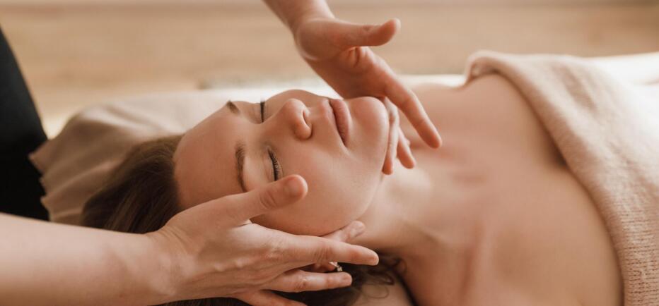 Fascia facial: Γιατί όλοι μιλούν για αυτή τη νέα θεραπεία προσώπου;