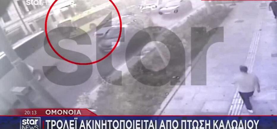 Ομόνοια: Τρόλεϊ ακινητοποιείται από πτώση καλωδίου - Βίντεο Ντοκουμέντο