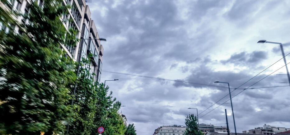 Καιρός: Καλοκαίρι με 35αρια κι από αύριο βροχές - Τι θα γίνε