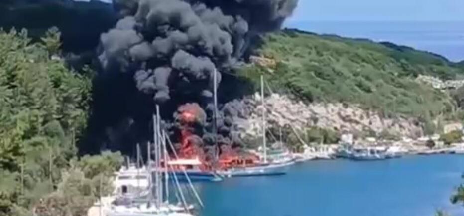 Παξοί: Φωτιά σε τουριστικά σκάφη στο λιμάνι - Μεγάλη κινητοπ